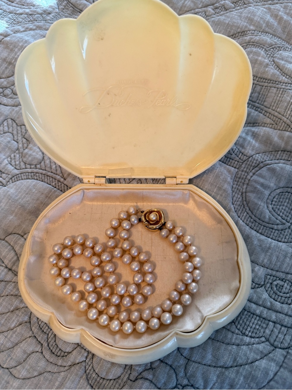 Vintage Duchess Pearl Necklace with Gold-Tone Clasp - in Clam shell design case